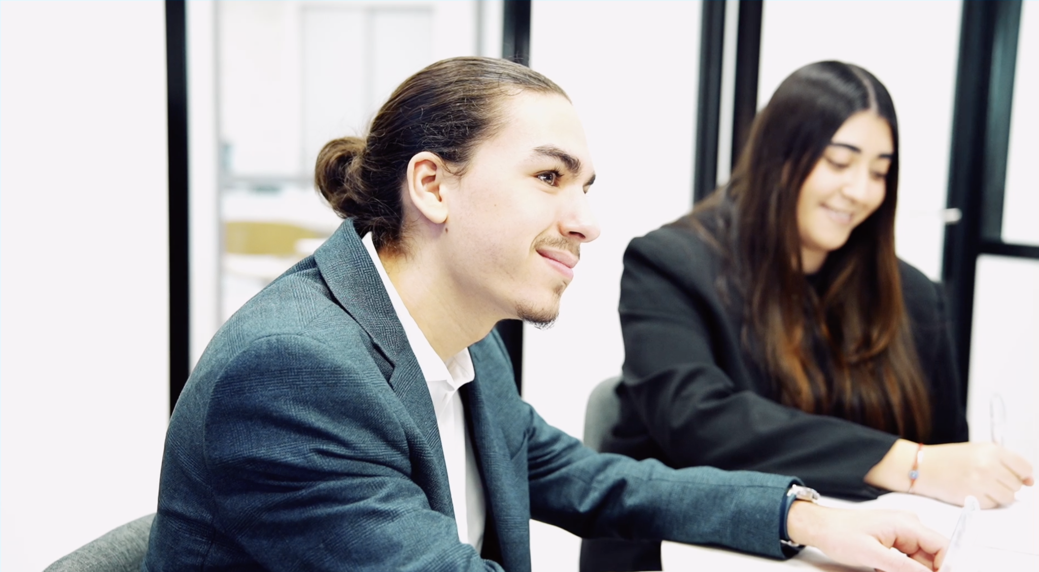 collaborateurs ESR souriants en réunion