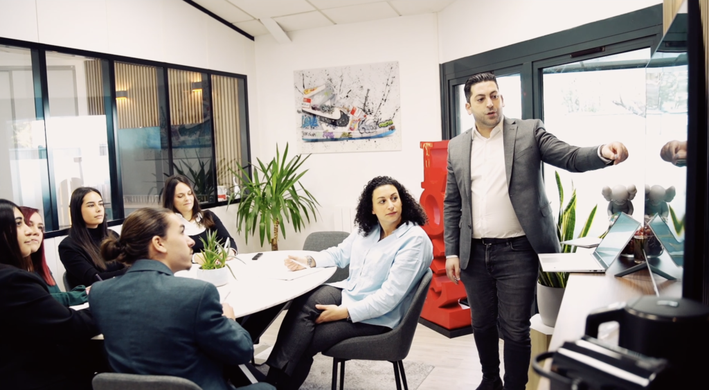 Équipe ESR réunie autour de la table dans la salle de réunion