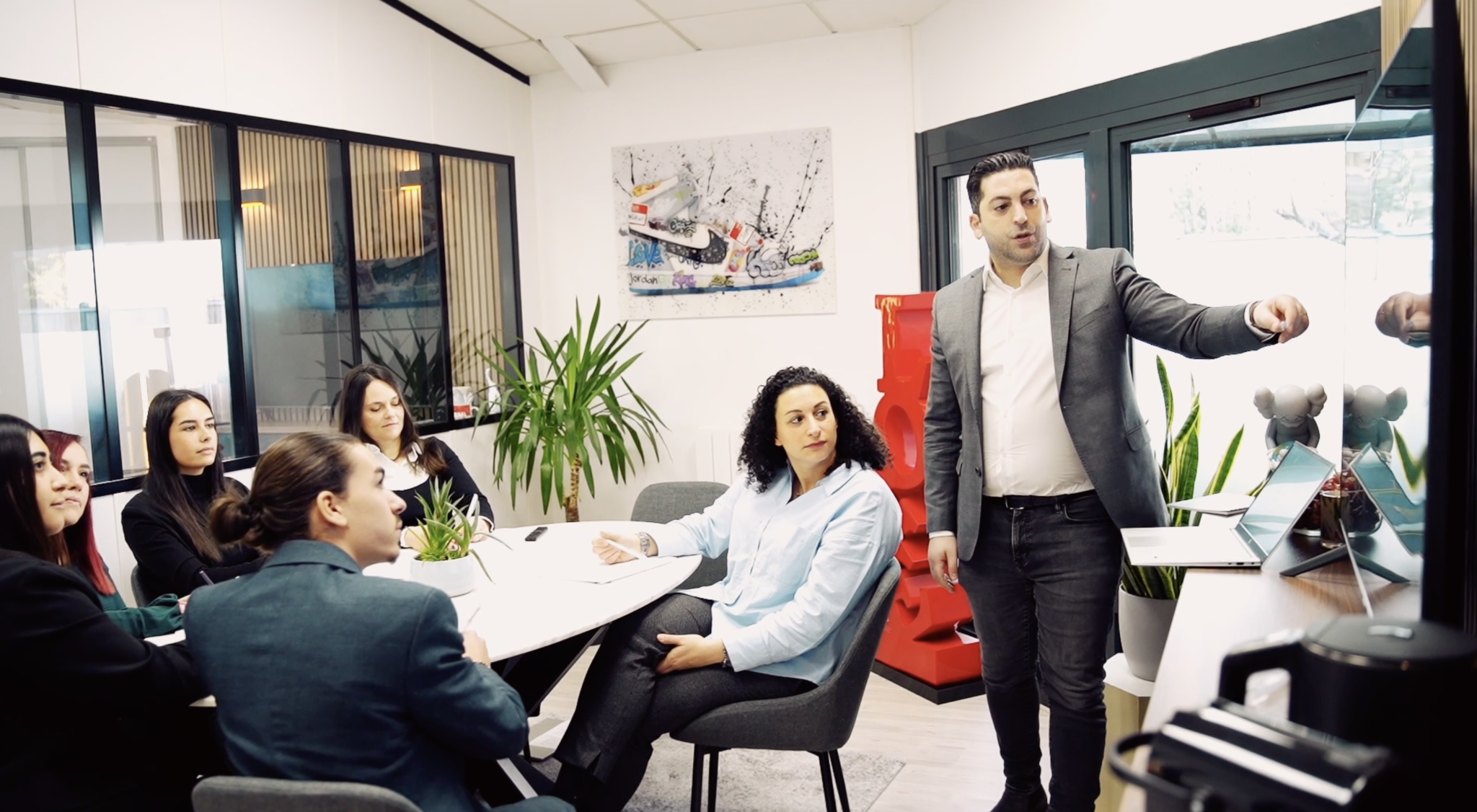 Équipe ESR réunie autour de la table dans la salle de réunion