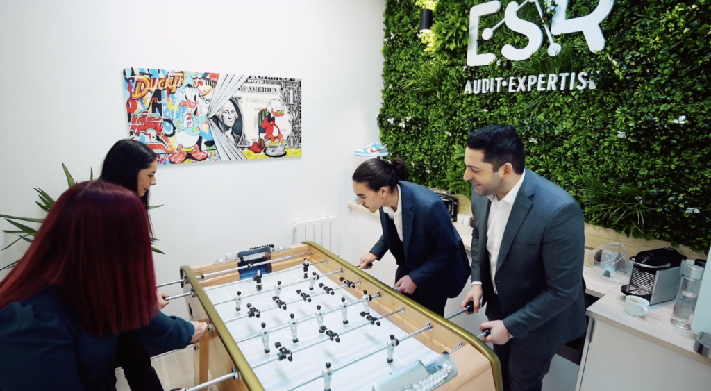 collaborateurs ESR en pleine partie de baby-foot dans l’espace détente