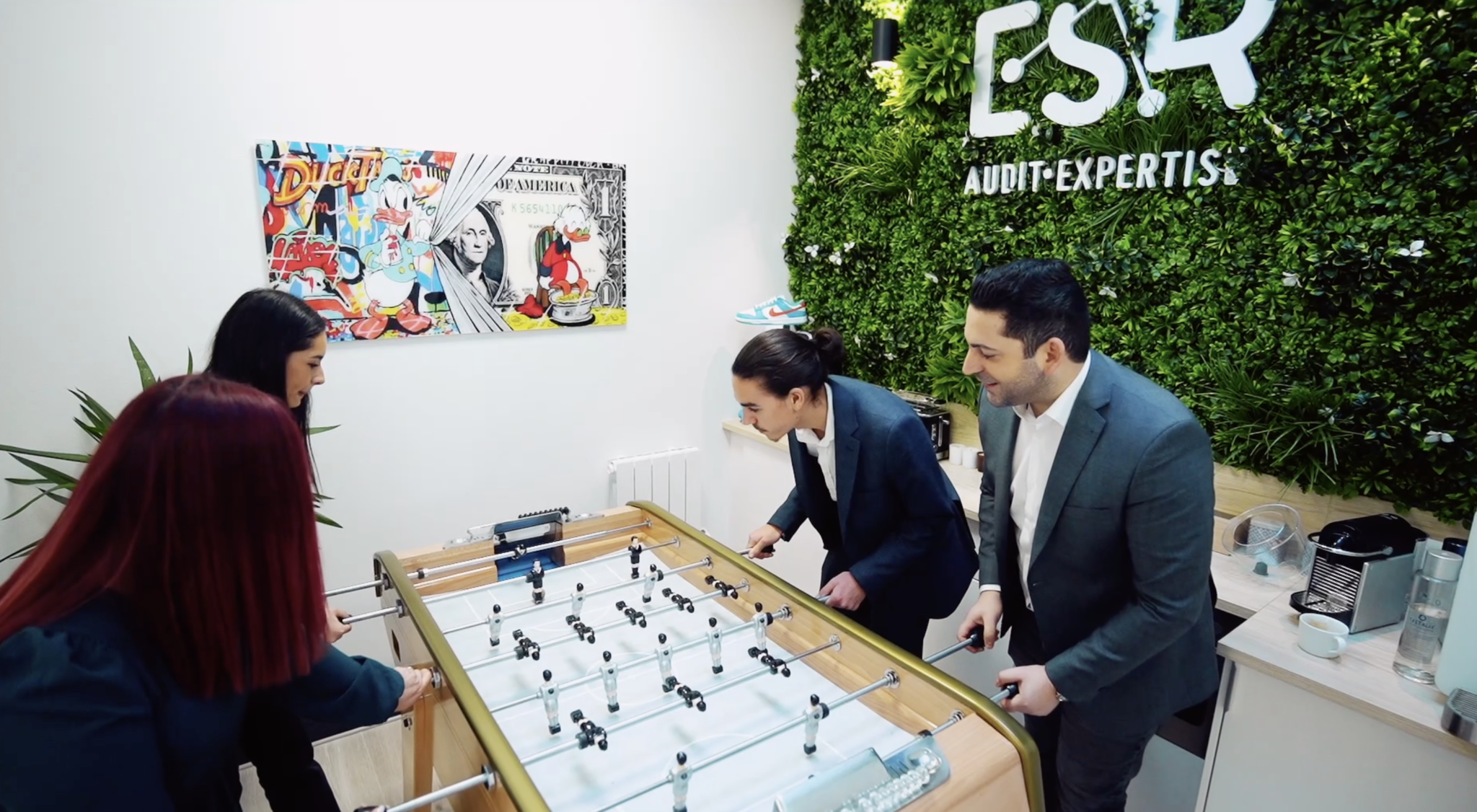collaborateurs ESR en pleine partie de baby-foot dans l’espace détente