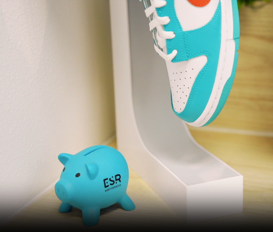 tirelire bleue esr posée près d’une sneaker colorée